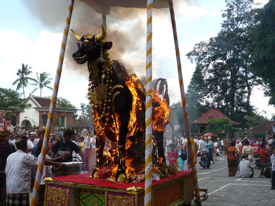 Suasana prosesi ngaben, upacara kremasi adat Bali yang khidmat
