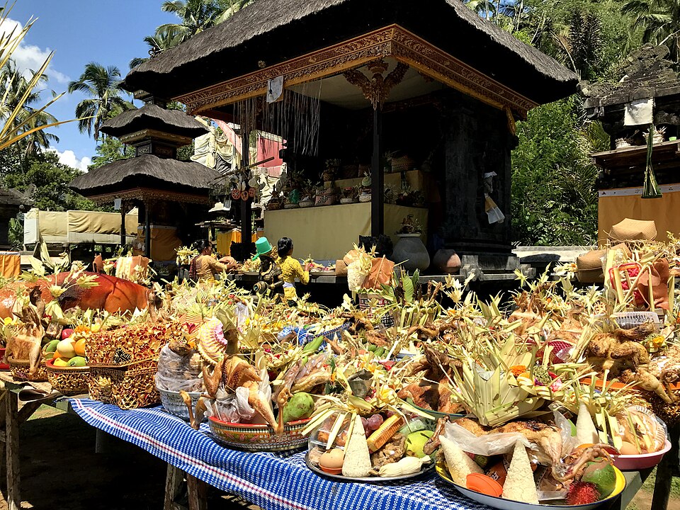 Area pura Bali tempat prosesi mecaru dilaksanakan