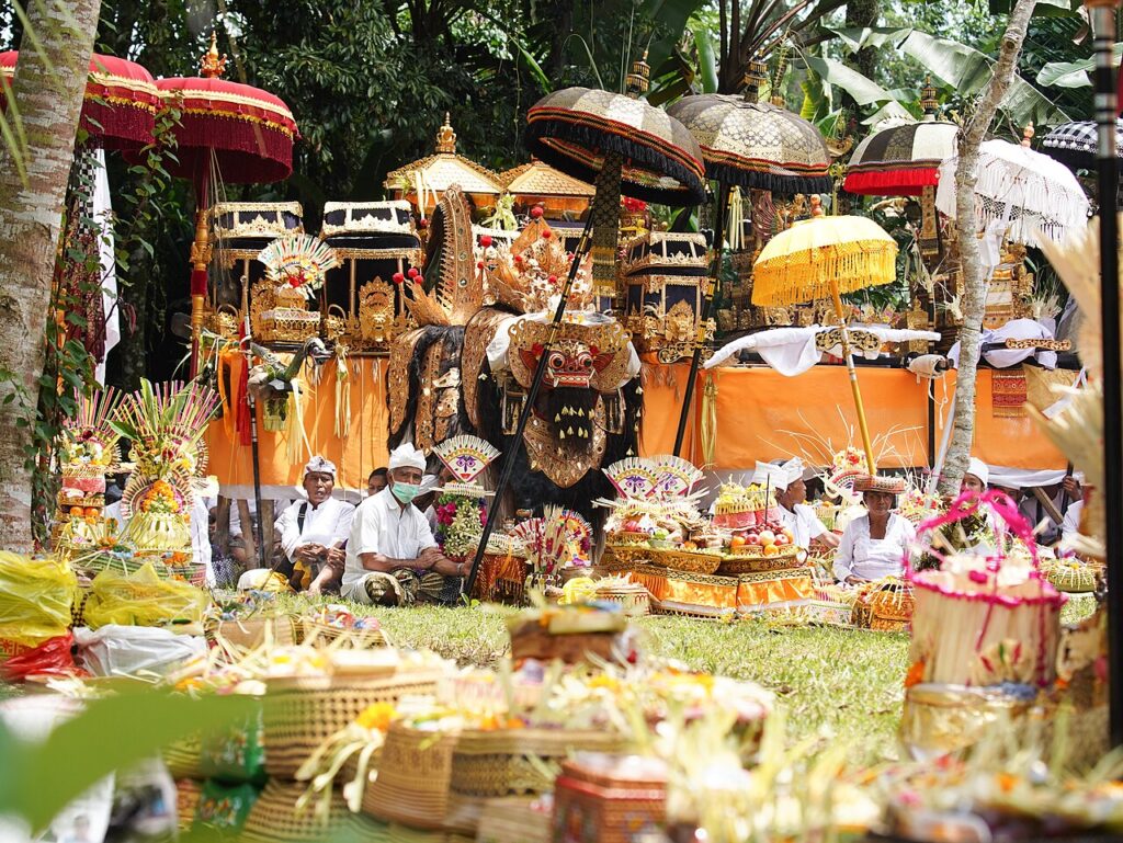 Suasana pura Bali yang tenang, digunakan untuk ilustrasi perhitungan hari baik adat Bali