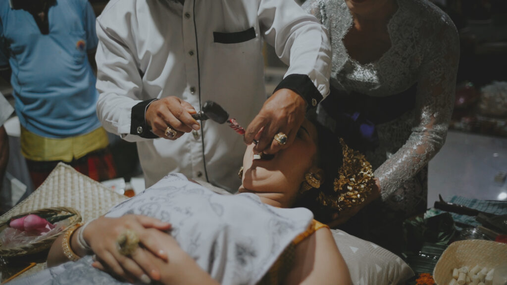 Remaja Bali mengenakan busana adat lengkap untuk upacara metatah