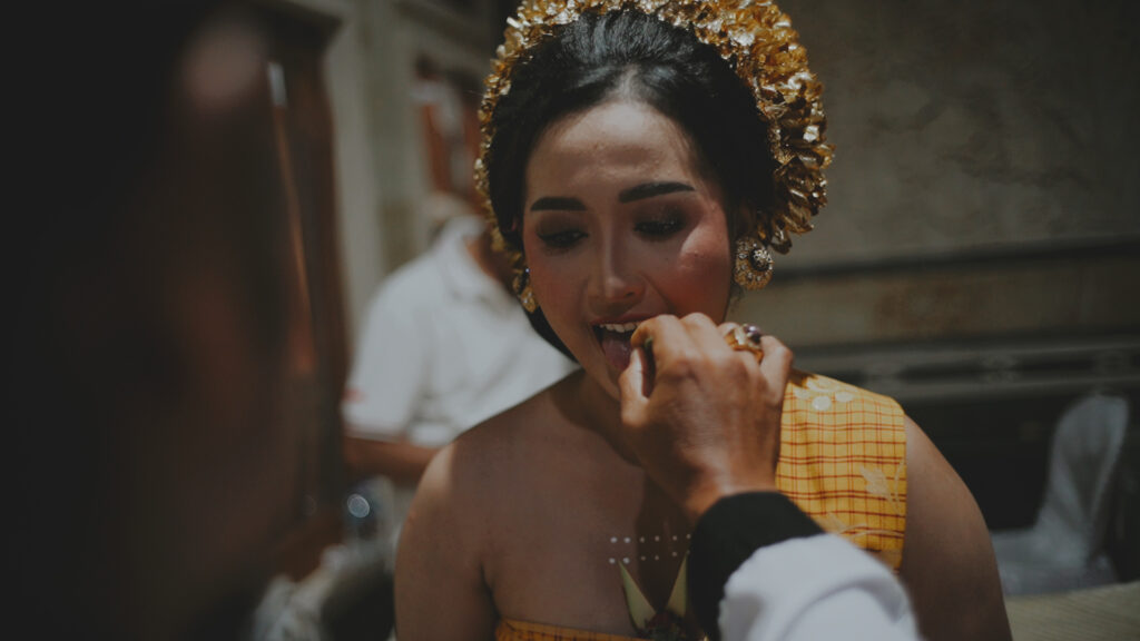 Banten metatah lengkap disiapkan untuk upacara potong gigi