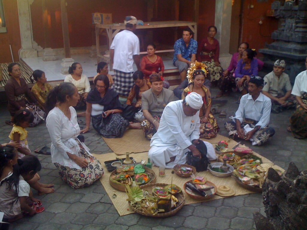 Pawiwahan adat Bali dengan busana pengantin lengkap