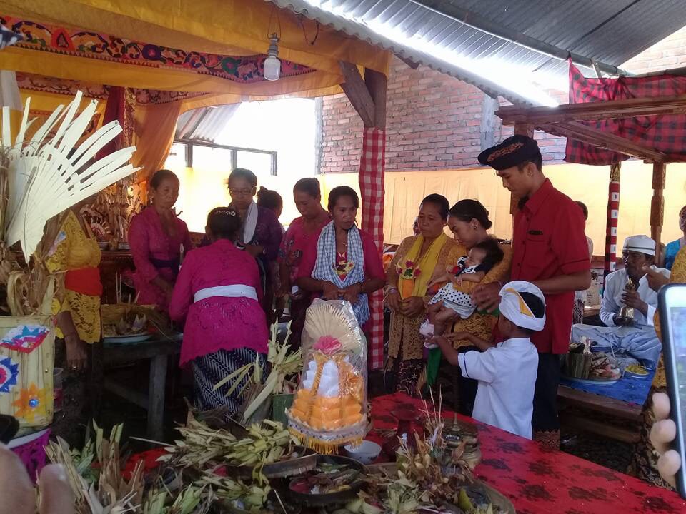 Banten nelu bulanin kecil dan canang disiapkan untuk bayi